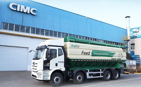 凌宇散裝飼料運(yùn)輸車(chē)特點(diǎn)介紹！