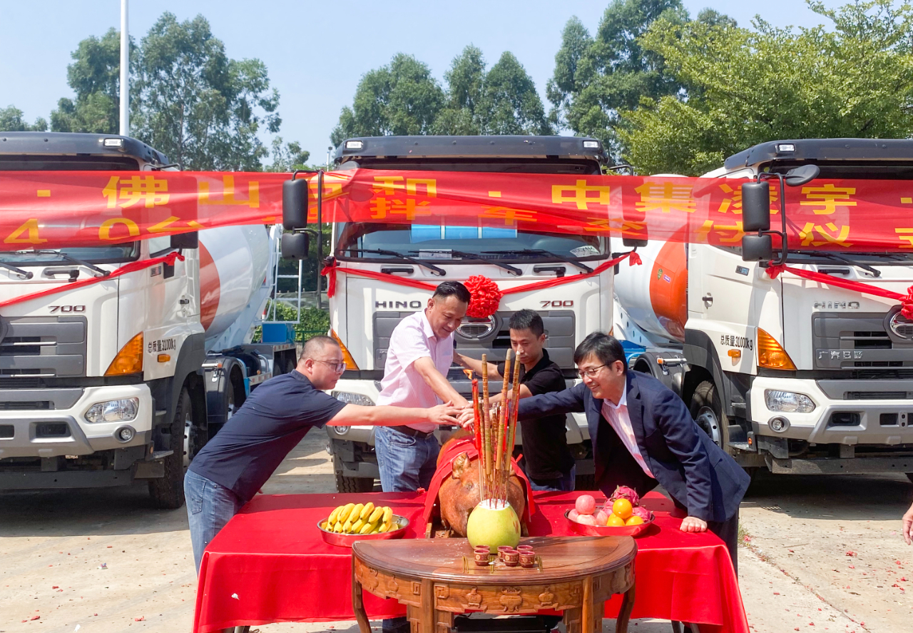 喜氣洋洋共相聚，40臺凌宇攪拌車交付大客戶！