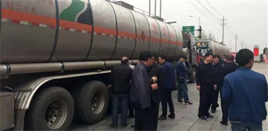 中集凌宇：三晉大地現(xiàn)新潮液罐車，引來200多人圍觀