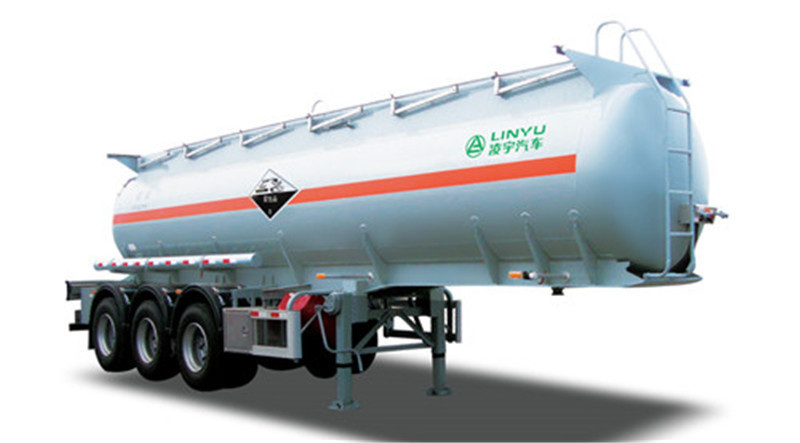 滿(mǎn)載氫氣瓶的?；奋?chē)和混凝土攪拌車(chē)相撞