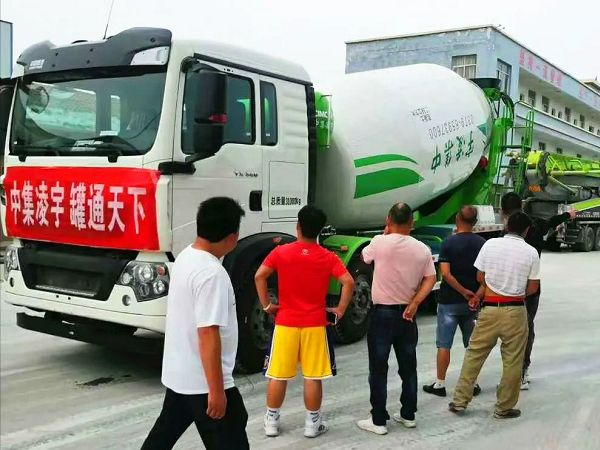 開攤啦！凌宇攪拌車“擺攤兒”湖北，客戶當場下單！