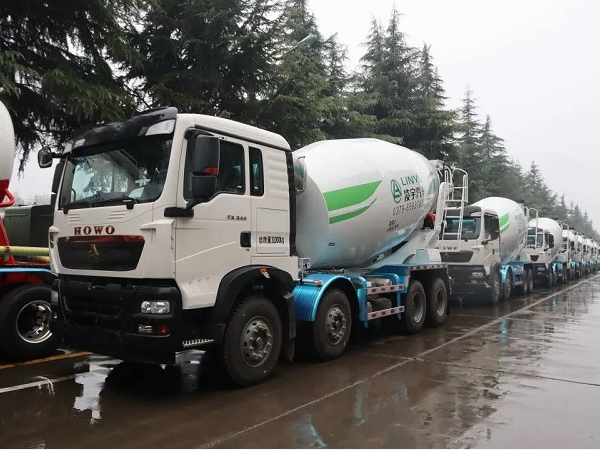 春雨濛濛，氣勢如虹！凌宇攪拌車震撼發(fā)車！