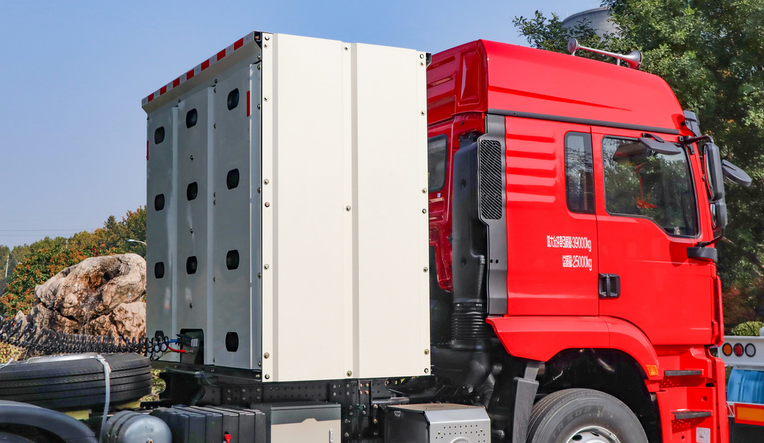 金秋暖陽，微風(fēng)和煦！凌宇新能源粉罐半掛批量奔赴西南地區(qū)