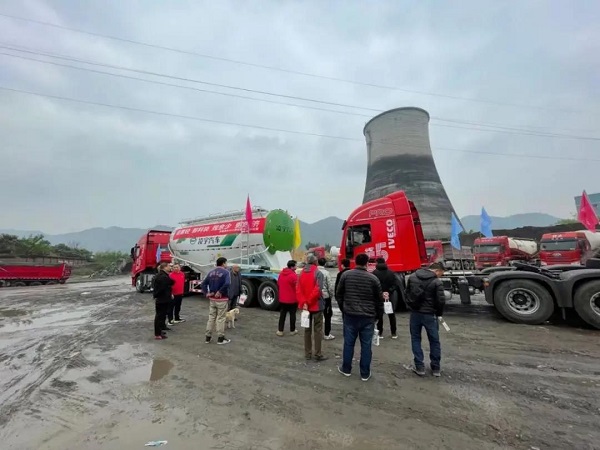 全國巡展丨凌宇2021款粉罐車驚艷亮相，場面火爆……