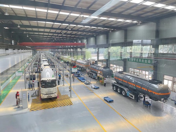 堅(jiān)守一線戰(zhàn)高溫，齊心協(xié)力保生產(chǎn)