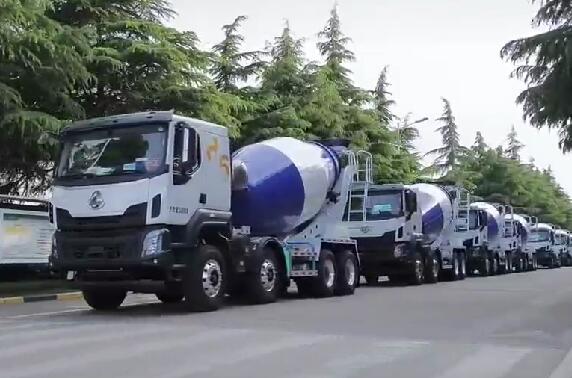 市場如此火爆，一批批新車交付用戶。場面壯觀！