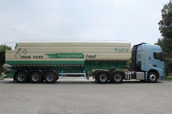 保障飼料運輸安全！散裝雛禽飼料運輸半掛車的特點及優(yōu)勢有哪些？